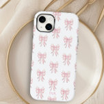 Coque Pour iPhone 14 Plus Pink Bow Preppy Coquette Motif Monogramme Initiale<br><div class="desc">Coque iphone personnalisé avec motif arc rose girly dans le style coquette preppy. Ajoutez votre nom, votre monogramme ou votre initiale. Conçu pour l'iPhone 14 Plus mais il conviendra à de nombreux autres modèles. Si vous choisissez un autre modèle, vérifiez que la conception semble toujours très bonne dans l'aperçu et...</div>