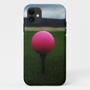 Coque iPhone 11 Pink Golf Ball sur un terrain de golf de montagne