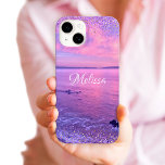 Coque Pour iPhone 15 Pink Purple Ocean Sunset Girl Glam Confetti Nom<br><div class="desc">Souvenez-vous de vos vacances d'été chaque fois que vous utilisez ce boîtier de téléphone portable de nom personnalisé. Profitez de la solitude de l'Océan Pacifique californien avec cette photo époustouflante, violet, rose et bleu coucher de soleil, tipée de minuscules points de confettis glam girly, violet et or. Fait un grand...</div>