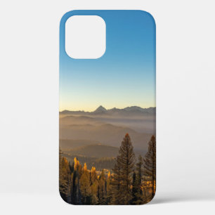Case-Mate iPhone CASE PINS VERTS SUR LA MONTAGNE SOUS LE CIEL BLEU PENDA