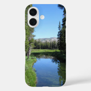Coques iPhone 16 Plage de la rivière bordée d'arbres avec Mountain 