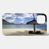 Coques Case-Mate iPhone Plage de sable blanc et parapluie (Verso (horizontal))