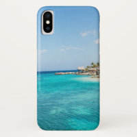 Plage tropicale pittoresque avec huttes de chaume