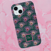 Coques Case-Mate iPhone Plumes de paon rose et Monogramme sur Deep Green