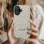 Coques iPhone 16 Points Chic noir et beige Monogramme minimaliste<br><div class="desc">Gardez-le simple et élégant avec ce boîtier de téléphone personnalisé avec un arrière - plan à pois chic minimaliste. Personnalisez-le avec votre nom dans une police de script mignonne pour le rendre unique à vous. Parfait comme un cadeau pour les amis, la famille ou vous-même, ce coque offre un mélange...</div>