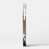 Coques Case-Mate iPhone Porte en bois Brown sur bâtiment en béton blanc (Verso / Gauche)