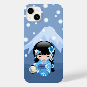 Coque Pour iPhone 14 Plus Poupée Kokeshi d'hiver - Blue Mountain Geisha Girl