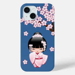 Coque Pour iPhone 15 Poupée Kokeshi Kawaii Kimono Rose sur Fond Bleu