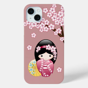 Coque iPhone 15 Mini Poupée Kokeshi Printemps - Cute Geisha Japonais en