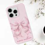 Coque iPhone 15 Pro Pow rose tendance personnalisée avec le nom Monogr<br><div class="desc">Améliorez votre style quotidien avec la botte rose tendance personnalisée avec le coque iphone Monogram de nom. Ce boîtier de téléphone personnalisé présente un arc en aquarelle charmant dans un ton rose doux, capturant parfaitement une esthétique girly vintage qui est à la fois élégant et tendance. Le monogramme de nom...</div>