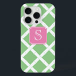 Coque iPhone 15 Pro Préppy Bamboo Trellis Motif Pomme vert et rose<br><div class="desc">Design Smart Phone avec motif en bambou. Montré ici en vert et blanc mais vous pouvez changer le vert à n'importe quelle couleur que vous voulez en entrant l'outil de conception et en changeant la couleur arrière - plan. Vous pouvez accéder à l'outil de conception où il est indiqué "cliquez...</div>