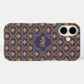 Coques Case-Mate iPhone Purple and gold fleur-de-lys quatrefoil pattern (Verso (horizontal))