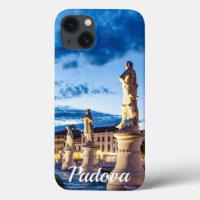 Rangée de statues illuminées à Padova