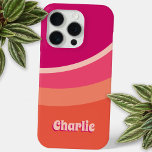 Coque iPhone 15 Pro Retro Super Curve rose orange personnalisé<br><div class="desc">Abstrait design super rayé incurvé dans les tons rose et orange avec nom personnalisé dans une police rétro. Le nom personnalisé comporte une ombre portée dans une couleur contrastée pour un effet 3D amusant des années 1970.</div>