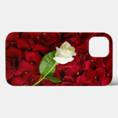 Coques Case-Mate iPhone Rose blanc sur les pétales rouges (Verso (horizontal))