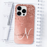 Coque Pour iPhone 14 Pro Rose Gold brossé Parties scintillant métallique No<br><div class="desc">Personnalisez facilement ce design branché de boîtier de téléphone chic avec une jolie parties scintillant brillante en or rose sur un arrière - plan métallique brossé en or rose.</div>