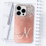 Coque Pour iPhone 14 Pro Rose Gold Jolie fille Parties scintillant argent b<br><div class="desc">Personnalisez facilement ce design branché de boîtier de téléphone chic avec une jolie parties scintillant brillante en argent sur un arrière - plan métallique brossé en or rose.</div>