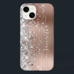 Coque Pour iPhone 14 Rose Gold Parties scintillant Silver Glam Girl Sig<br><div class="desc">Parties scintillant gris brillant et faux brillant sur le bord gauche sur une feuille métallique rose en or brossé faux rose. La signature girly moderne dispose d'une élégante police de calligraphie blanche avec queues décoratives. Customisez les styles de police pour créer votre propre équipement téléphonique pour votre meilleur ami.</div>