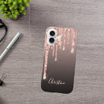Coques iPhone 16 Rose or gouttes cuivre ombre nom girly<br><div class="desc">Un étui téléphonique élégant,  girly et glam. or rose,  gouttes de cuivre,  goutte de peinture. Arrière - plan noir,  brun et sombre. Insérez votre nom,  écrit avec un script de style moderne écrit à la main. Lettres de couleur or rose.</div>