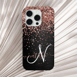 Coque iPhone 15 Pro Rose personnalisé Parties scintillant or noir Étin<br><div class="desc">Personnalisez facilement ce design élégant et branché d'étui téléphonique avec une jolie parties scintillant brillante en or rose sur un arrière - plan métallique brossé noir.</div>