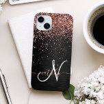 Coque Pour iPhone 15 Rose personnalisé Parties scintillant or noir Étin<br><div class="desc">Personnalisez facilement ce design élégant et branché d'étui téléphonique avec une jolie parties scintillant brillante en or rose sur un arrière - plan métallique brossé noir.</div>