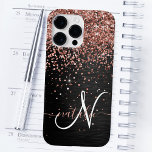 Coque Pour Pour iPhone 14 Pro Max Rose personnalisé Parties scintillant or noir Étin<br><div class="desc">Personnalisez facilement ce design élégant et branché de boîtier de téléphone avec une parties scintillant en faux or brillant rose sur un arrière - plan métallique brossé noir.</div>