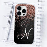 Coque Pour iPhone 14 Pro Rose personnalisé Parties scintillant or noir Étin<br><div class="desc">Personnalisez facilement ce design élégant et branché d'étui téléphonique avec une jolie parties scintillant brillante en or rose sur un arrière - plan métallique brossé noir.</div>