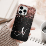 Coque iPhone 15 Pro Max Rose personnalisé Parties scintillant or noir Étin<br><div class="desc">Personnalisez facilement ce design élégant et branché d'étui téléphonique avec une jolie parties scintillant brillante en or rose sur un arrière - plan métallique brossé noir.</div>