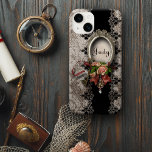 Etui iPhone Case-Mate Rose vintage Damask et dentelle avec nom<br><div class="desc">Elégant design formel avec cadre argenté orné avec espace pour la personnalisation, regroupement de roses vintages en rose et burgandy avec ruban, clé squelette antique et pendentif de portrait orné de bijoux. L'Arrière - plan présente un damas en noir et lin en survêtement avec des bordures sculptées ornées. Note :...</div>