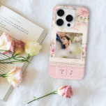 Coque iPhone 15 Pro Roses roses roses avec photo et monogramme<br><div class="desc">Très joli et féminin design avec modèle photo carré et deux premiers champs de texte monogramme sur un délicat motif rose rose pastel.</div>