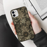 Case-Mate iPhone Case Royal Gold Damask Monogramme personnalisé<br><div class="desc">Modèle de damas de feuille d'or faux royal sur un arrière - plan noir off avec un monogramme de lettre personnalisée. N'hésitez pas à nous contacter si vous avez des demandes spéciales pour des combinaisons de couleurs ou des lettres. Consultez notre magasin pour plus d'articles de cette collection.</div>