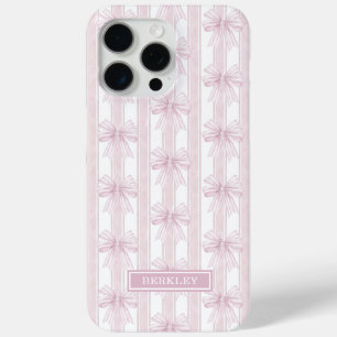 Coque iPhone 15 Pro Max Rubans Coquette Rose sur Monogramme à Rayures
