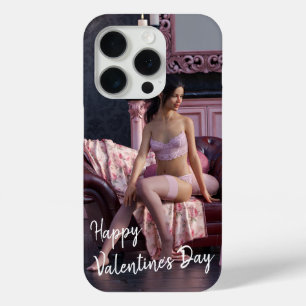Coque iPhone 15 Pro Saint Valentin Beauté en Lingerie sur le canapé