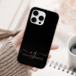 Coque iPhone 15 Pro Max Script féminin Black Gold moderne Monogramme<br><div class="desc">Coque iphone Monogrammé moderne Black Gold Feminine Script. Personnalisez facilement ce boîtier de téléphone moderne et élégant avec votre monogramme et votre nom personnalisés.</div>