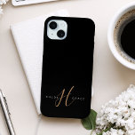 Coque iPhone 15 Mini Script féminin Black Gold moderne Monogramme<br><div class="desc">Coque iphone Monogrammé moderne Black Gold Feminine Script. Personnalisez facilement ce boîtier de téléphone moderne et élégant avec votre monogramme et votre nom personnalisés.</div>