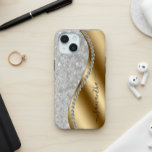 Coque Pour iPhone 15 Script personnalisé Diamond Bling Gold<br><div class="desc">Toute parties scintillant ou diamants dans le design sont des photos et simulés. Cette conception peut être personnalisée dans la zone fournie en modifiant la photo et/ou le texte. Vous pouvez également le customiser en cliquant sur Personnaliser ce Modèle, puis en choisissant l'option cliquer pour customiser et supprimer ou modifier...</div>