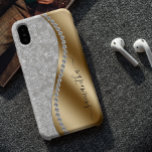 Coque Pour iPhone 15 Script personnalisé Diamond Bling Gold<br><div class="desc">Toute parties scintillant ou diamants dans le design sont des photos et simulés. Cette conception peut être personnalisée dans la zone fournie en modifiant la photo et/ou le texte. Vous pouvez également le customiser en cliquant sur Personnaliser ce Modèle, puis en choisissant l'option cliquer pour customiser et supprimer ou modifier...</div>