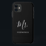 Case-Mate iPhone Case Simple moderne M. Groom Newlysée Élégant<br><div class="desc">Simple étui téléphonique avec "Mr" dans un script élégant avec votre nom de famille en blanc sur un arrière - plan noir. Cette étui de téléphone moderne fait un grand cadeau mariage pour un marié.</div>