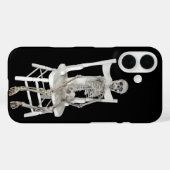 Coques Case-Mate iPhone Squelette assis sur une chaise (Verso (horizontal))