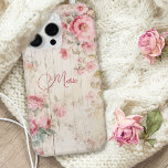 Coque iPhone 15 Pro Max Style chalet rustique Roses sur bois ancien avec n<br><div class="desc">Charmant cottage rustique style rose pastel roses et feuillage de sauge clair sur vieille texture de bois patiné avec champ de texte modifiable pour votre nom personnalisé ou monogramme.</div>