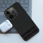 Coque iPhone 15 Pro Style tendance Black Out moderne minimaliste simpl<br><div class="desc">Un design noir étonnant avec une typographie moderne en bloc noir sur un arrière - plan gris fusain. Le texte peut facilement être customisé pour un design aussi unique que vous êtes !</div>