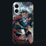 Coques iPhone 16 Superman/Wonder Woman Comic Art promotionnel<br><div class="desc">Customisez votre produit avec cette oeuvre promotionnelle pour la série de bandes dessinées Superman/Wonder Woman. Voir Superman et Wonder Woman se embrassent sous la pluie et la foudre.</div>