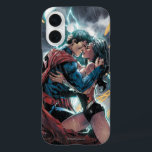 Coques iPhone 16 Superman/Wonder Woman Comic Art promotionnel<br><div class="desc">Customisez votre produit avec cette oeuvre promotionnelle pour la série de bandes dessinées Superman/Wonder Woman. Voir Superman et Wonder Woman se embrassent sous la pluie et la foudre.</div>