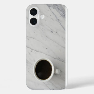 Coques iPhone 16 Plus tasse blanche avec café noir sur la surface de mar