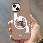 Coque Pour iPhone 14 Taupe photo moderne<br><div class="desc">Cette étagère de téléphone photo moderne comprend une seule photo et le mot JOY dans la typographie stylée sur un arrière - plan beige taupe. Facile à personnaliser si vous souhaitez changer la famille de mots en votre nom. Utilisez l'outil de conception pour modifier la taille, le style ou la...</div>
