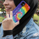 Coque Pour iPhone 14 Tie Dye Retro Monogramme coloré<br><div class="desc">Cette conception peut être personnalisée dans la zone fournie en modifiant la photo et/ou le texte. Vous pouvez également le customiser en cliquant sur Personnaliser ce Modèle, puis en choisissant l'option cliquer pour customiser et supprimer ou modifier la couleur de l'arrière - plan, ajouter du texte, modifier la couleur ou...</div>