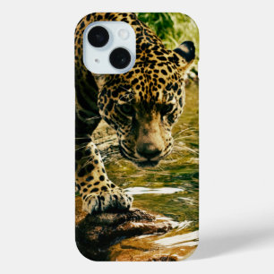Coque Pour iPhone 15 Traverser un ruisseau par un léopard