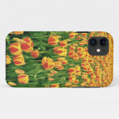 Coques Case-Mate iPhone Tulipes printanières fleurissent devant une vieill (Dos (Horizontal))