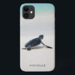 Case-Mate iPhone Case Turtle Beach Voyage Nom personnalisé | Nature<br><div class="desc">Ce design est composé d'une petite tortue qui se dirige vers l'océan après sa naissance. Personnalisez en modifiant le texte dans la zone de texte ou en supprimant le texte sans nom. #tortue #vie marine #océan #seaturtle #leatherback #plage #vie marine #personnalisée #iPhonecase</div>