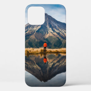 Case-Mate iPhone Case Un alpiniste avec une robe orange en symétrique